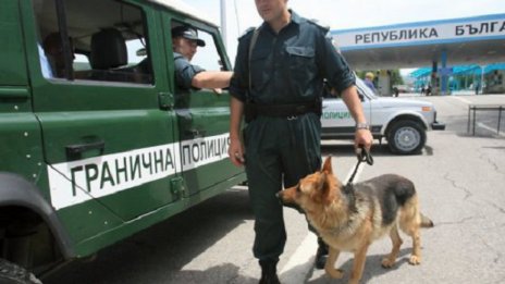 Отново спипаха нелегални мигранти, сред тях има 16 деца