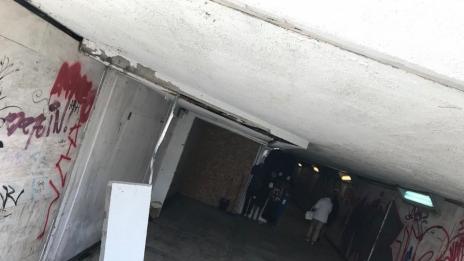 Падна част от тавана в подлеза на Македонския дом (СНИМКИ)