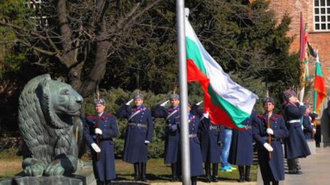 Националното знаме беше издигнато пред Паметника на Незнайния воин