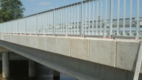 Мъж провеси жена си гола от мост