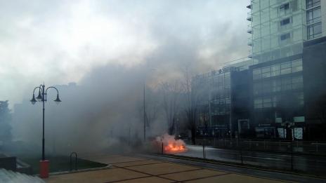 Автомобил се запали пред община Варна (СНИМКИ)