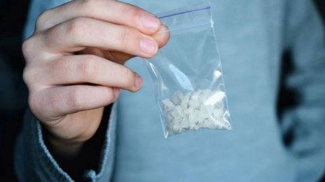 Приключи ли акция "Бяло"? Бежанци предлагат наркотици пред ВУЗ в София