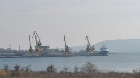 Двама моряци паднаха зад борда във Варненското езеро