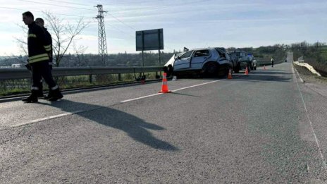 Трагедия край Шумен: 20-годишна шофьорка загина, мъж е настанен в болница след тежката катастрофа