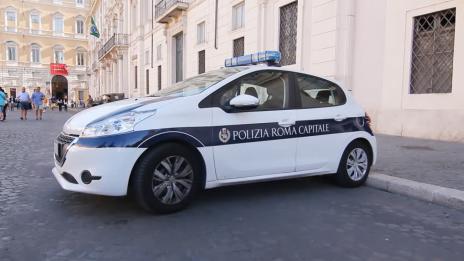 Нашенец нападна минувачи и полицай в парк в Рим