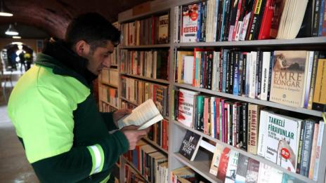 Четящите боклукчии на Анкара: Спасителите на книгите от сметището  