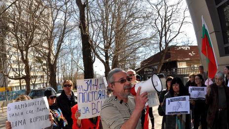 Протестиращи поискаха обяснение от съда за пускането на колите в Морската
