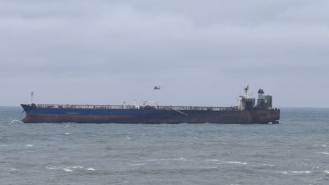 Евакуираха с вертолет трима от бедстващите моряци край Ахтопол