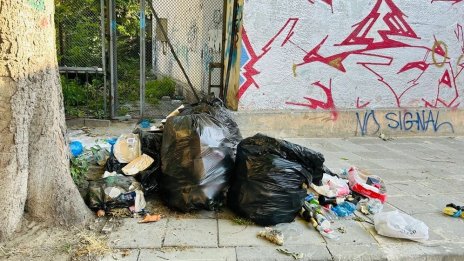 Направиха нови стълби зад училище "Климент" във Варна, почистиха мястото и някой веднага го превърна в тоалетна