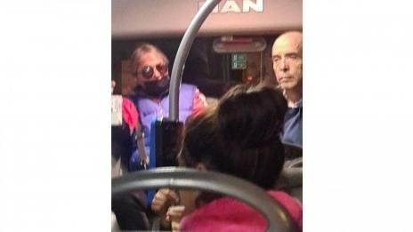 Щракнаха доц. Мангъров без маска в автобуса
