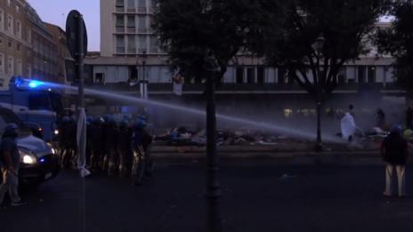 Водни оръдия срещу протестиращи мигранти в Рим