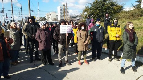 Граждани излязоха на протест пред сградата на Дом "Младост" във Варна