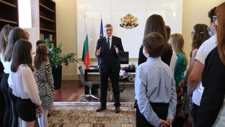 Служебният премиер се срещна с ученици