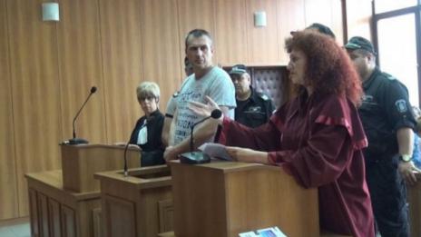 Полицаят, обвинен, че е убил родителите си, остава в ареста