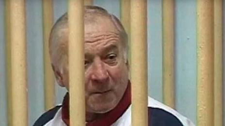 Жена, представяща се за майката на Скрипал, призова властите да му позволят да ѝ се обади