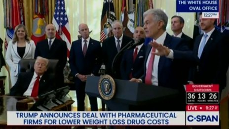 Тръмп заспа, а друг припадна по време на пресконференция! (ВИДЕО)