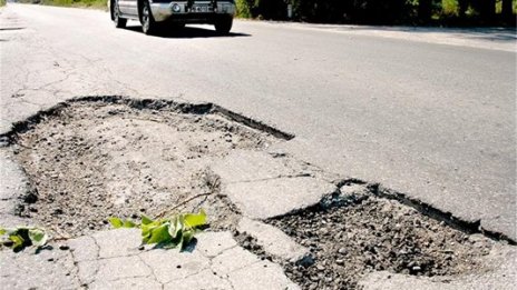 Пътят до пристанището във Варна - осеян с дупки