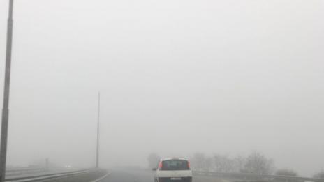 Гъста мъгла затруднява движението по АМ „Струма”