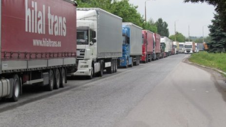 Ограничават движението на камионите заради жегите утре