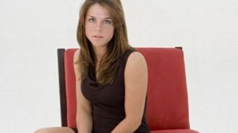 Жена с къса пола учи имигранти на западен морал