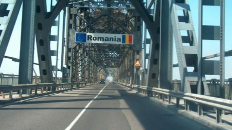 Временно е спряно движението по Дунав мост