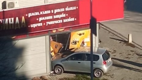 Жена влетя с колата си в магазин за китайски стоки
