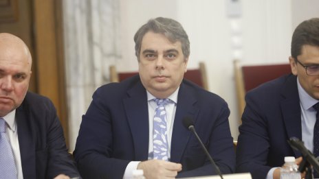 Асен Василев сложи вратовръзка с пера за второто четене на бюджета на Гълъб Донев