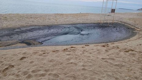 Мазут се разля по северната част на плаж Кабакум 