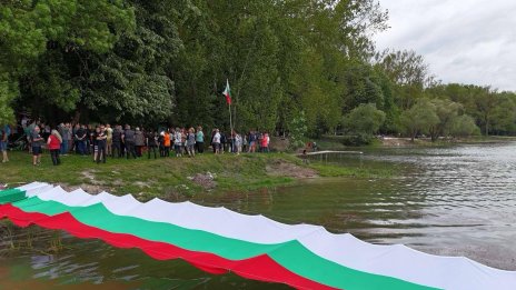 Разпънаха 100-метров български флаг над язовир Николаевка край Варна (СНИМКИ)