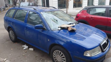 Парчета от фасадата на къща-паметник на културата паднаха върху кола във Варна