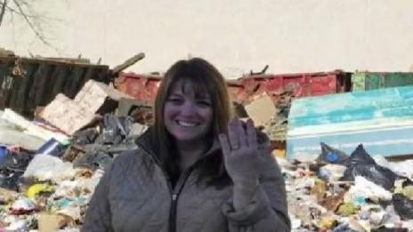 Късметлийска му работа: Жена намери халката си на бунище