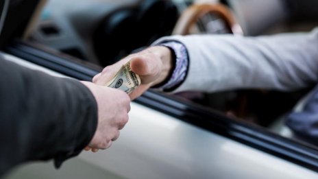 Пиян шофьор опита  да подкупи варненски катаджия, бутнал му в ръцете 130 лв.