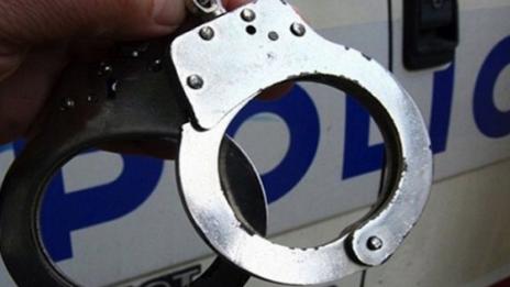 Роми замеряха полицаи с камъни и дървета