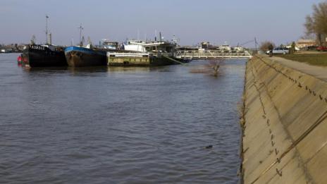 Товарен кораб заседна в Дунав заради ниски води