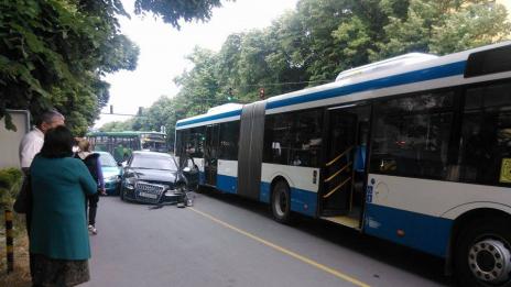 Катастрофираха два автомобила и автобус