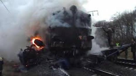 Влак удари кола на жп прелез, двама са загинали на място