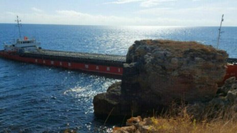 Драмата с кораба на Камен бряг: Скалите големи, кранът изобщо не става!?