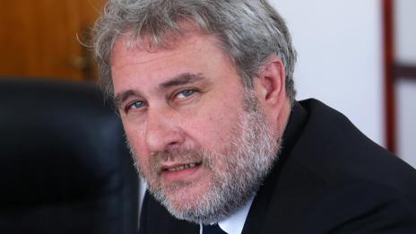 Глобиха министъра на културата, пушил на работното си място