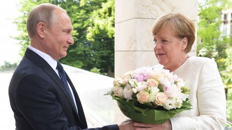Путин посрещна Меркел в Сочи с рози
