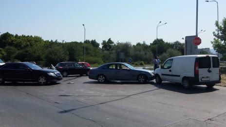 Верижна катастрофа затруднява движението по варненски булевард