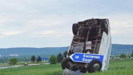  Шофьор заби буса си като пътен знак в нива край Каспичан