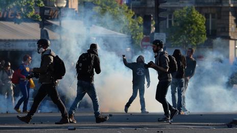 Протестиращи влязоха в сблъсък с полицията по време на първомайски шествия в Париж