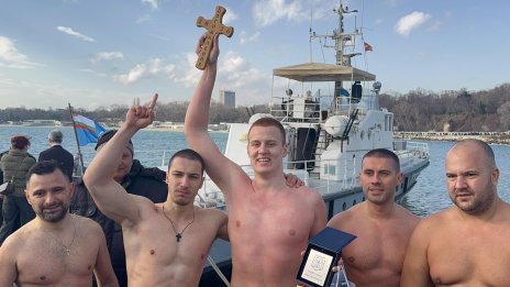 Ето кой извади Богоявленския кръст във Варна СНИМКИ
