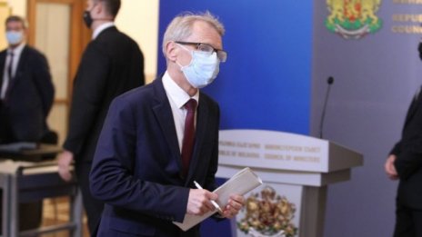 Само със зелен сертификат в МОН от днес