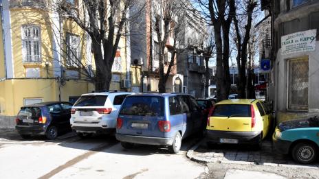 Паркиране по варненски на ул. Панайот Волов
