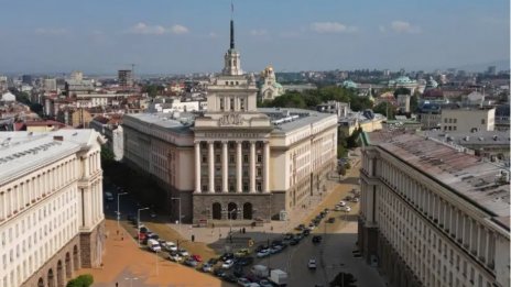 Как реагираха партиите след оставката на президента?