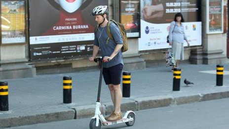 Тротинеткаджиите – на прицел във Варна. Щъкат навсякъде, правила не спазват!