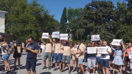 Навръх Съединението: Варненци въстават срещу ковид мерките