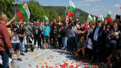 Фермери блокираха пътя София - Варна 