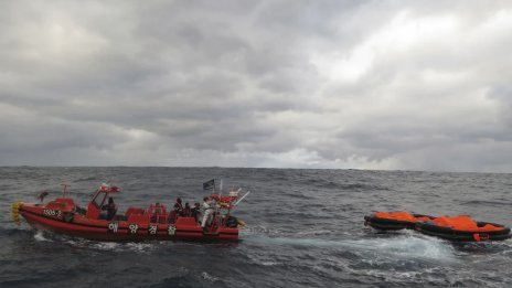 Издирват 17 моряци след потъване на кораб в Източнокитайско море